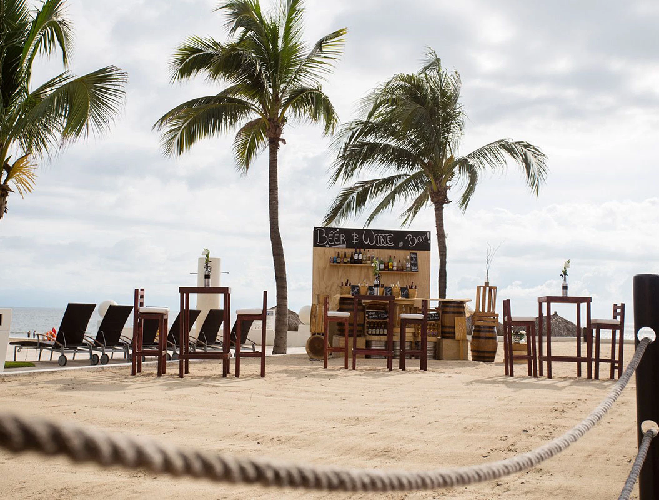 Cocktail decor on the beach at Wyndham Alltra Riviera Nayarit.