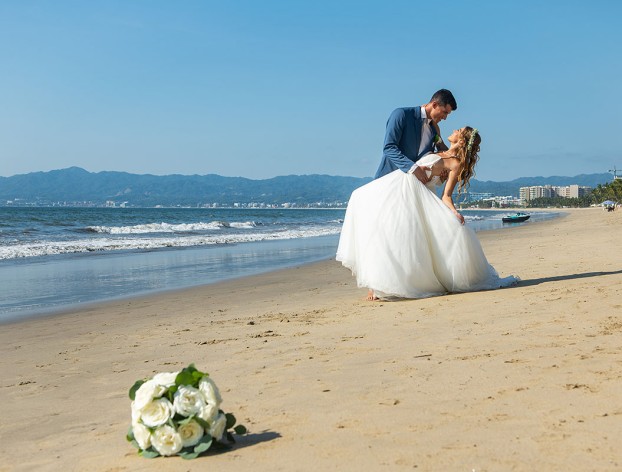 Wedding couple on the beach at Wyndham Alltra Riviera Nayarit.